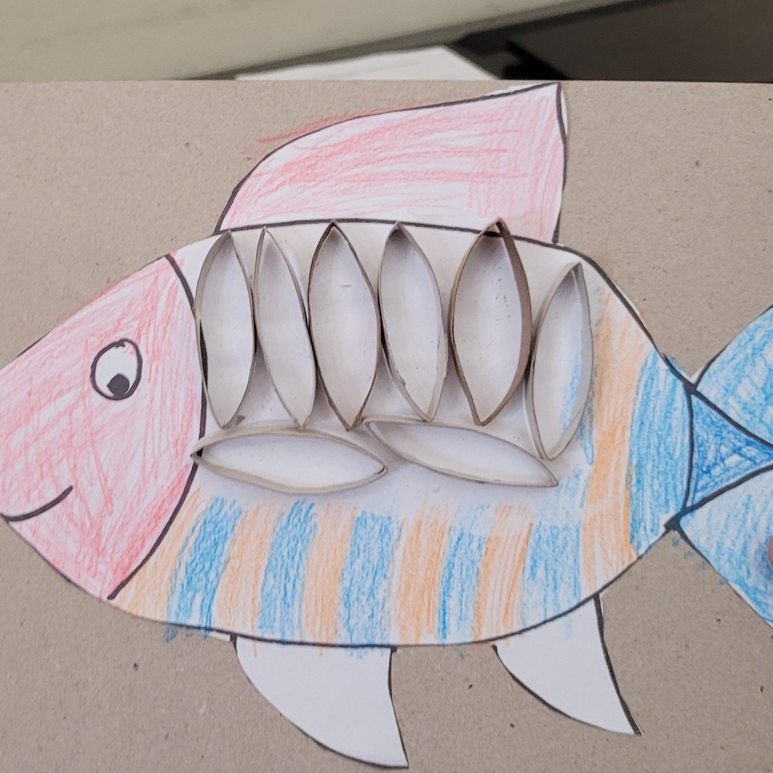 Rysunek rybki na kartonie.