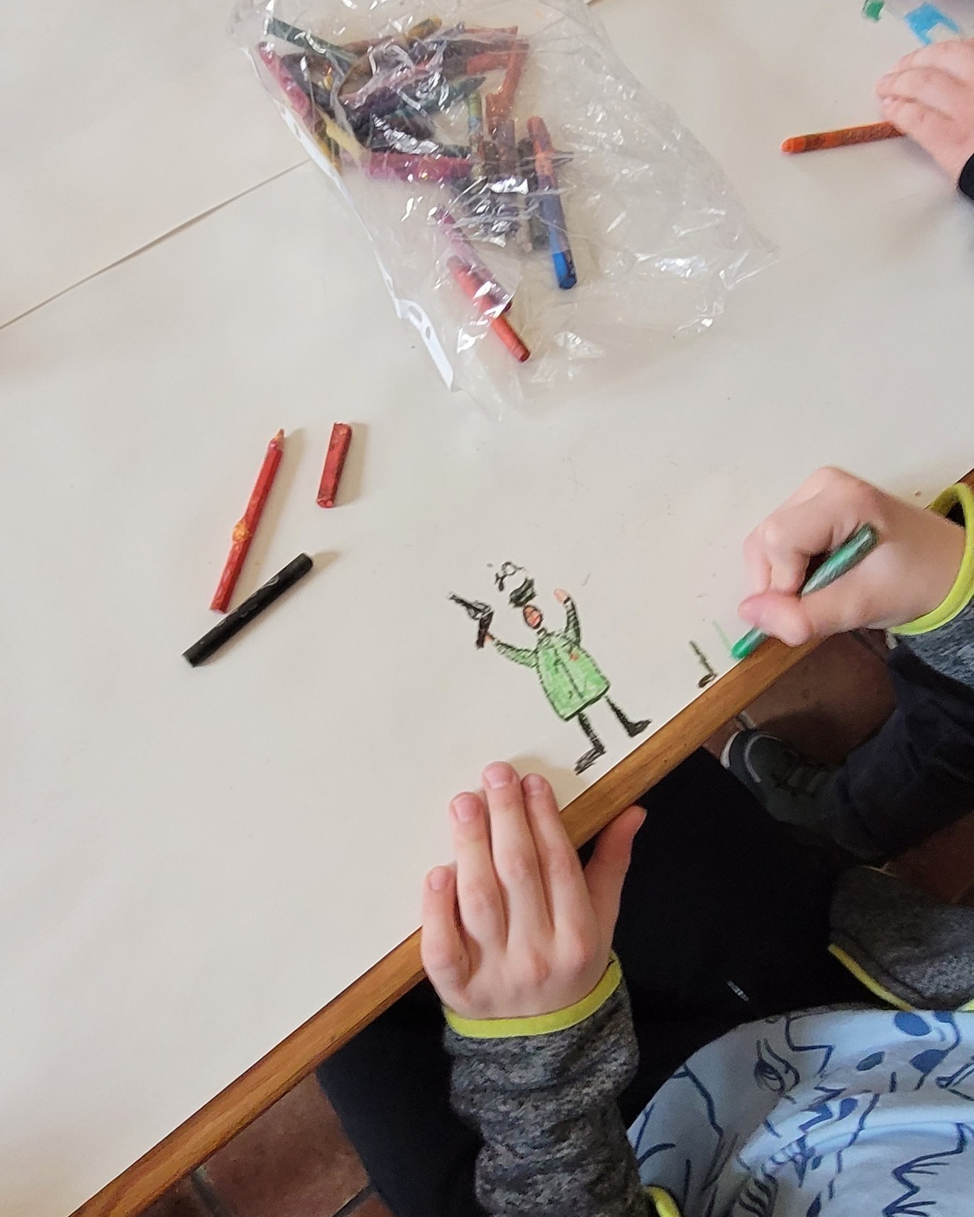 Rysunek na kartce papieru.