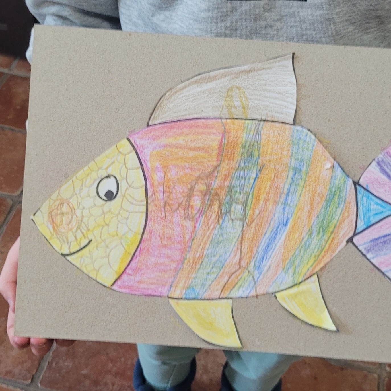 Rysunek rybki na kartonie.