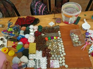 Przygotowanie tablicy sensorycznej.