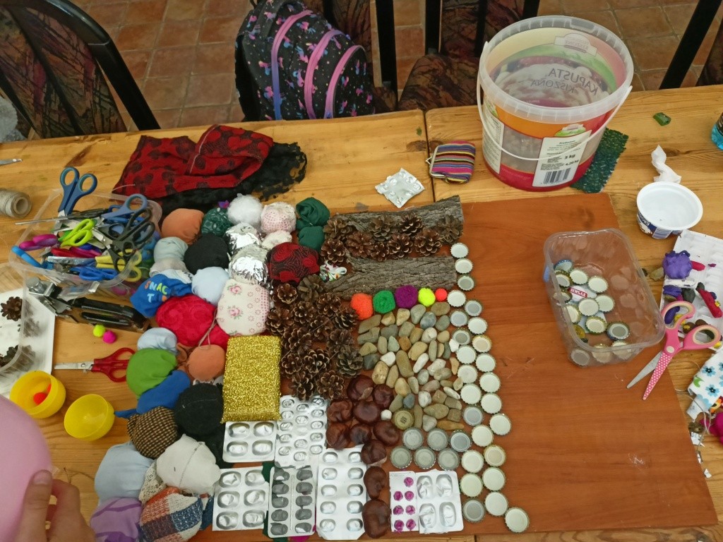 Przygotowanie tablicy sensorycznej.