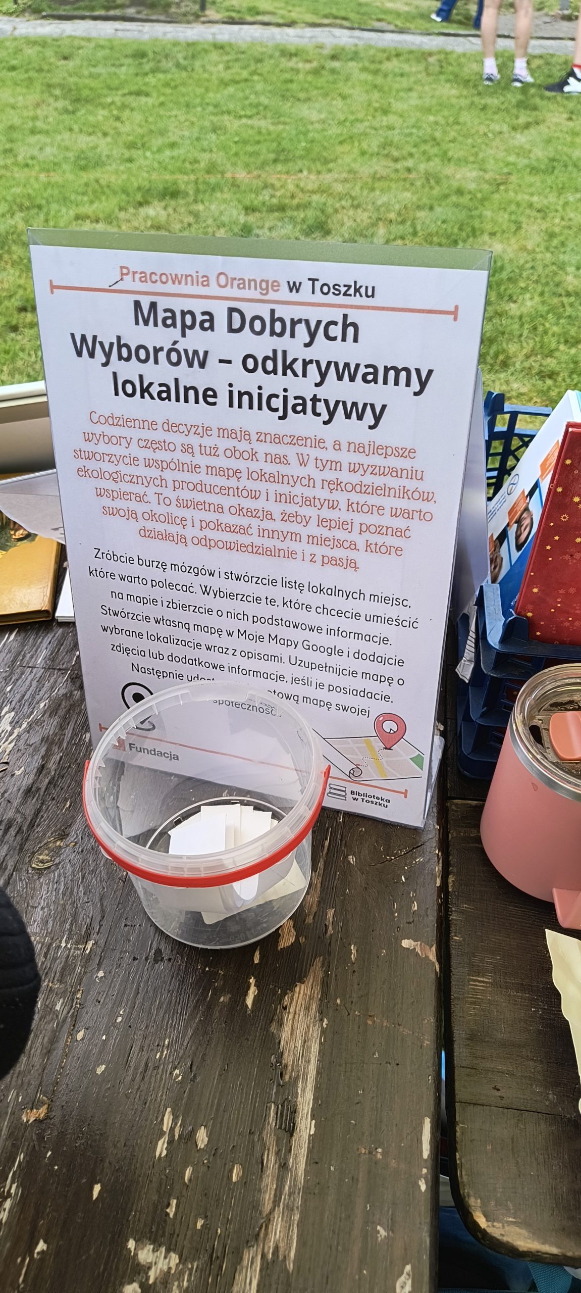 Zdjęcie pojemnika, do którego można wrzucać propozycje miejsc do oznaczenia na mapie.