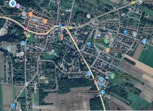 na zdjęciu widać mapę z zaznaczonymi niebieskimi pinezkami