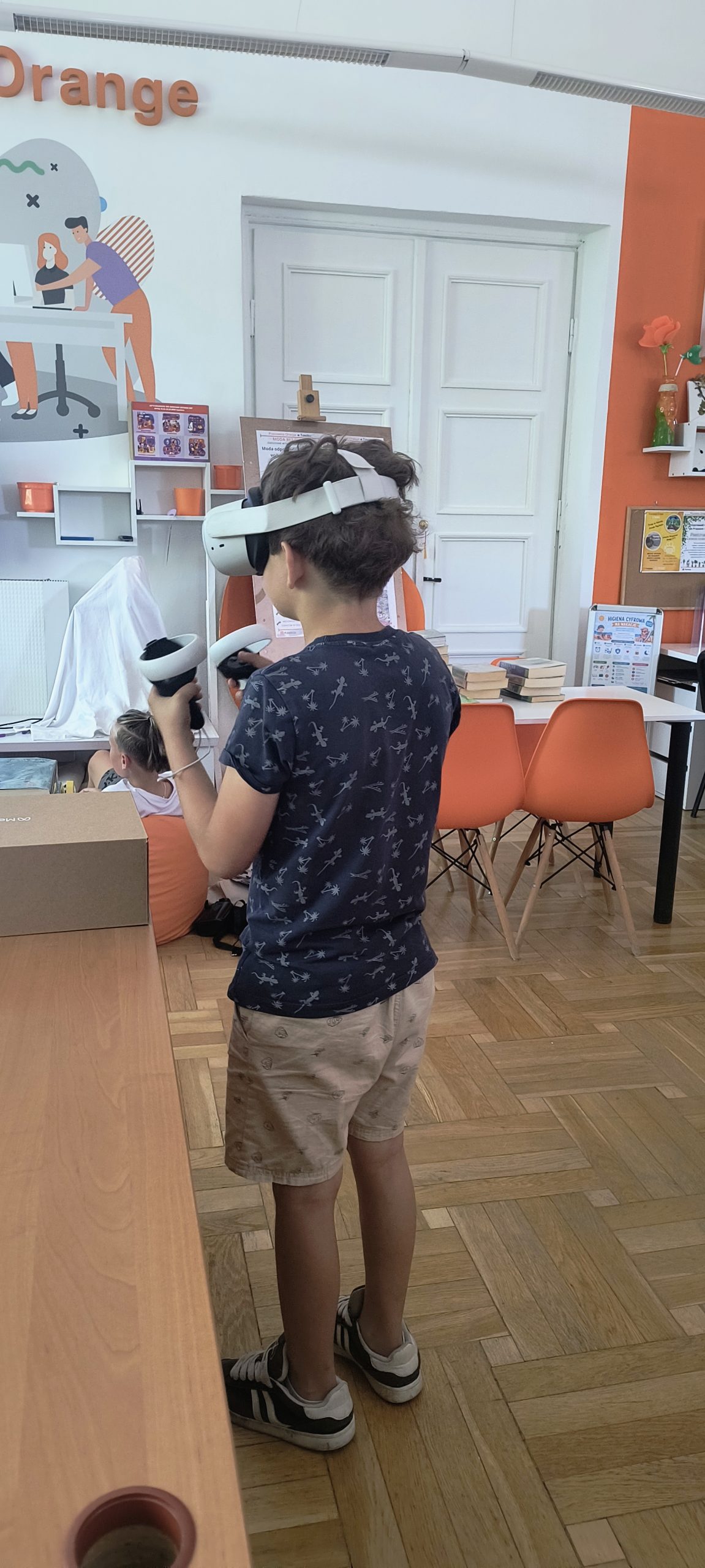 Chłopiec w goglach VR