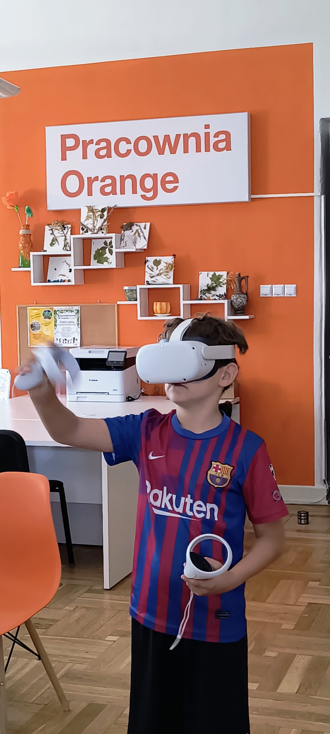 Chłopiec w goglach VR