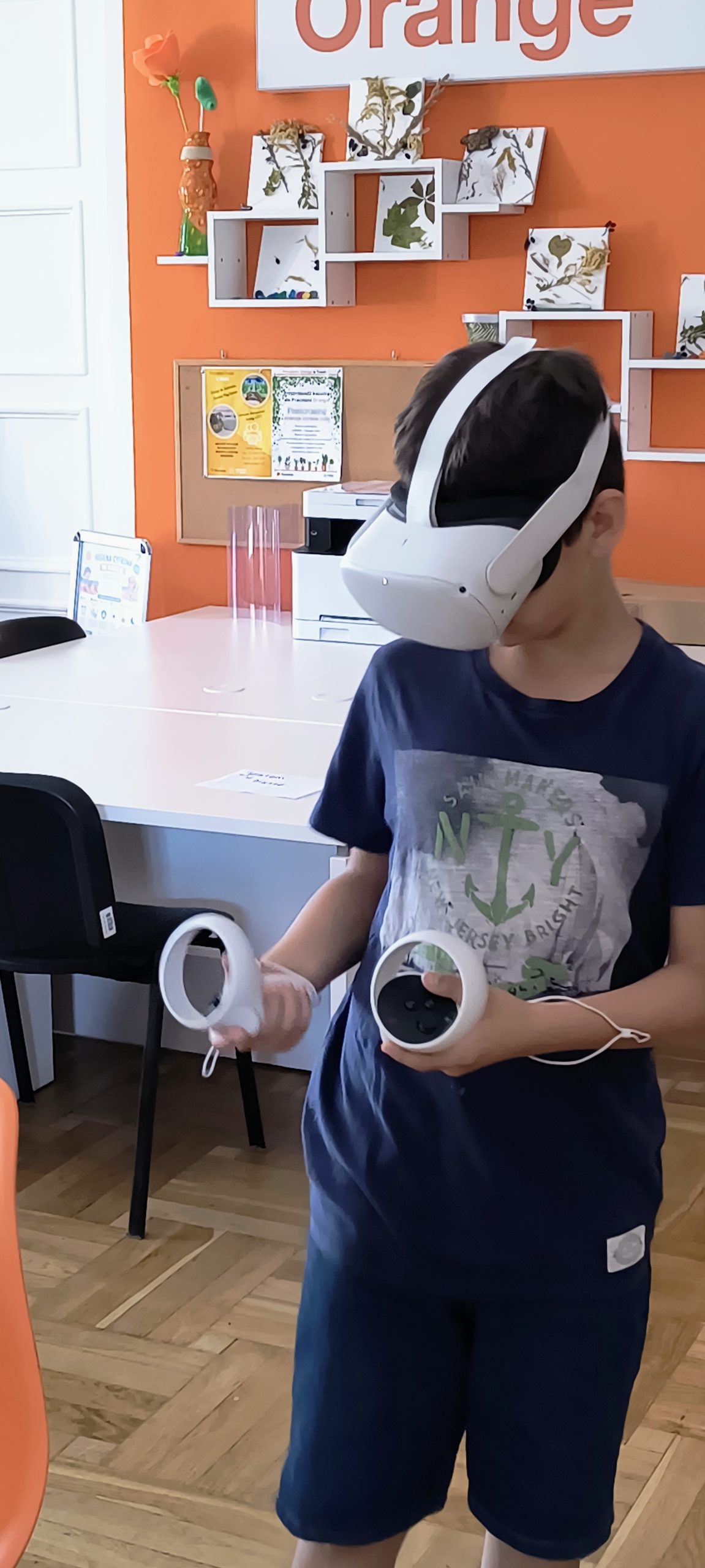 Chłopiec w goglach VR