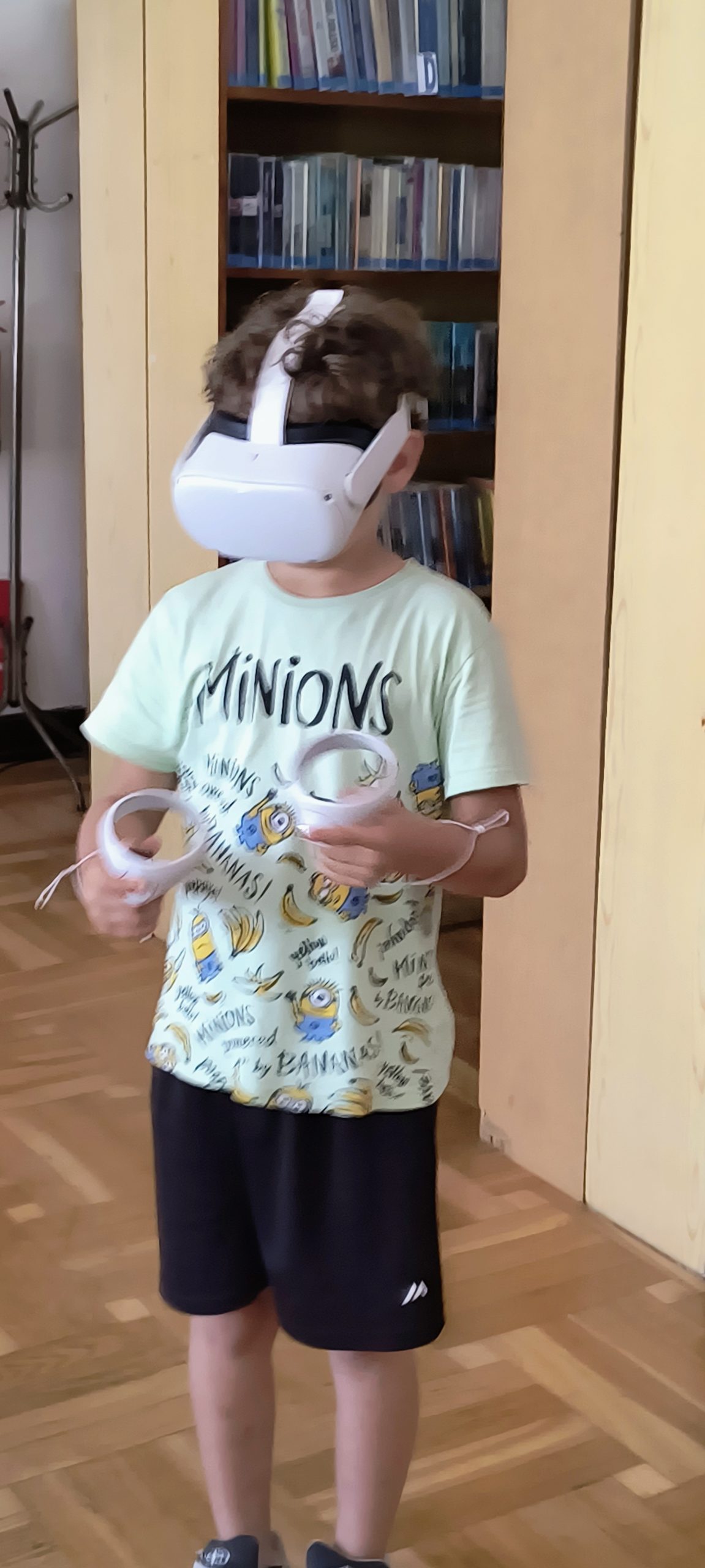 Chłopiec w goglach VR