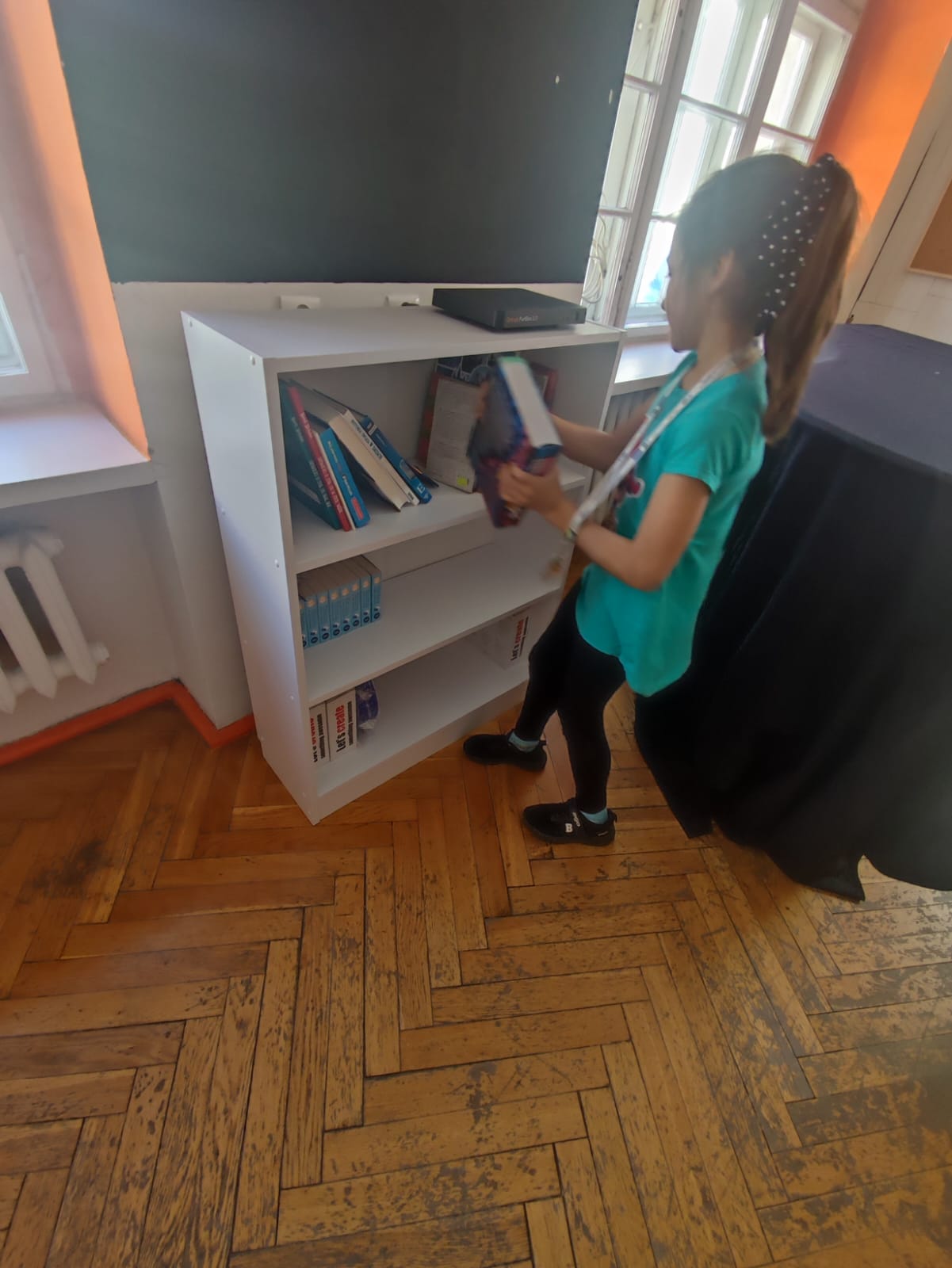 Dziecko przy półce z książkami