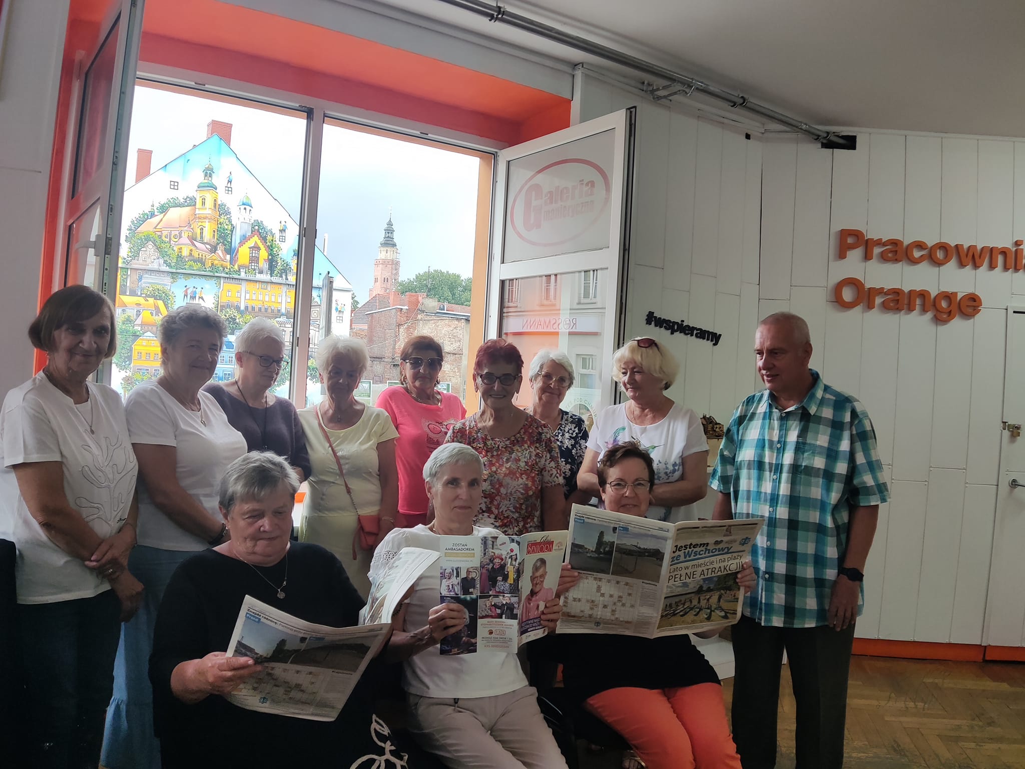Grupowe zdjęcie seniorów w Pracowni Orange.