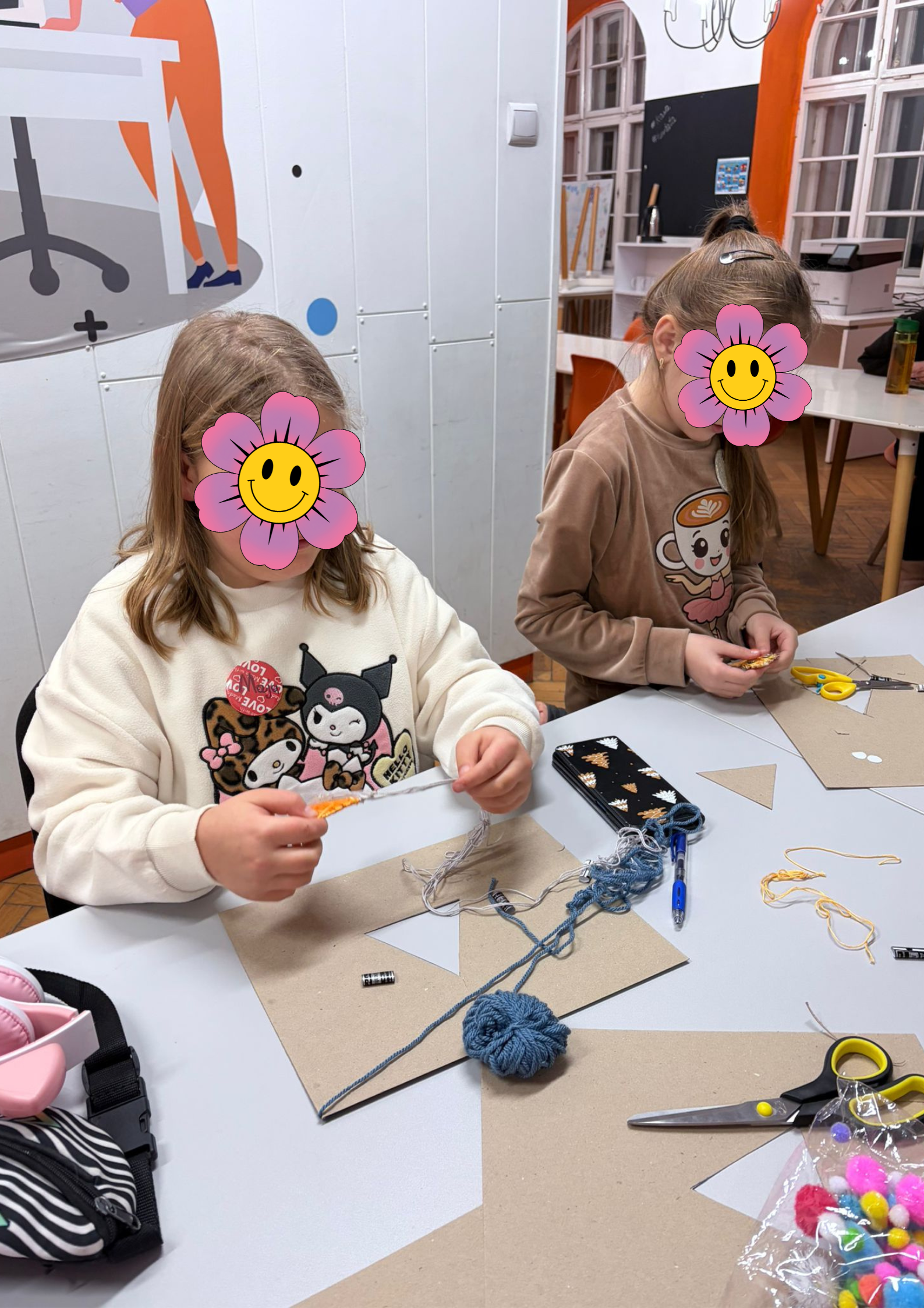 Na zdjęciu widać dwie dziewczynki, które wykonują własne prace plastyczne.