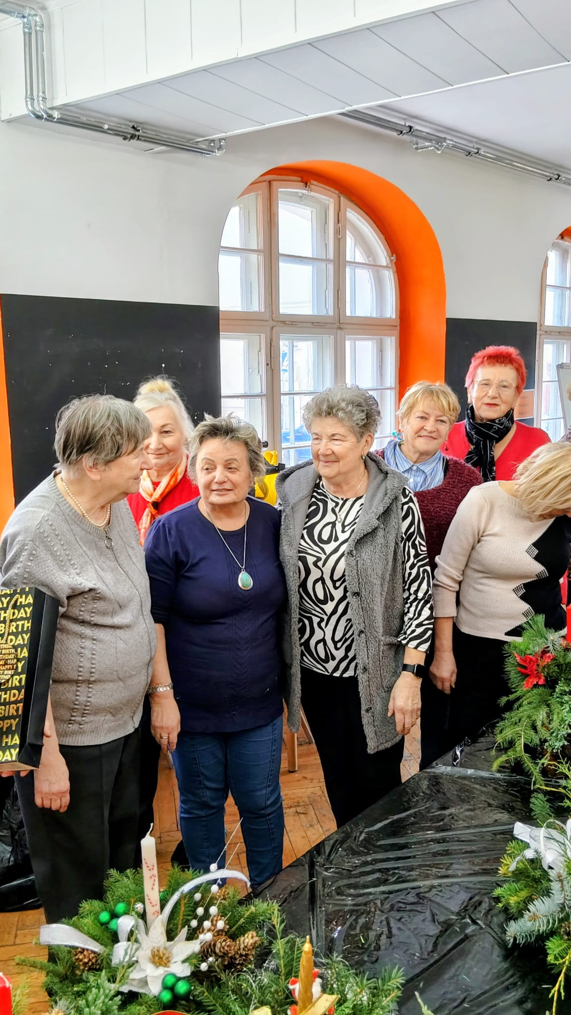 Kilka kobiet stojących obok siebie.