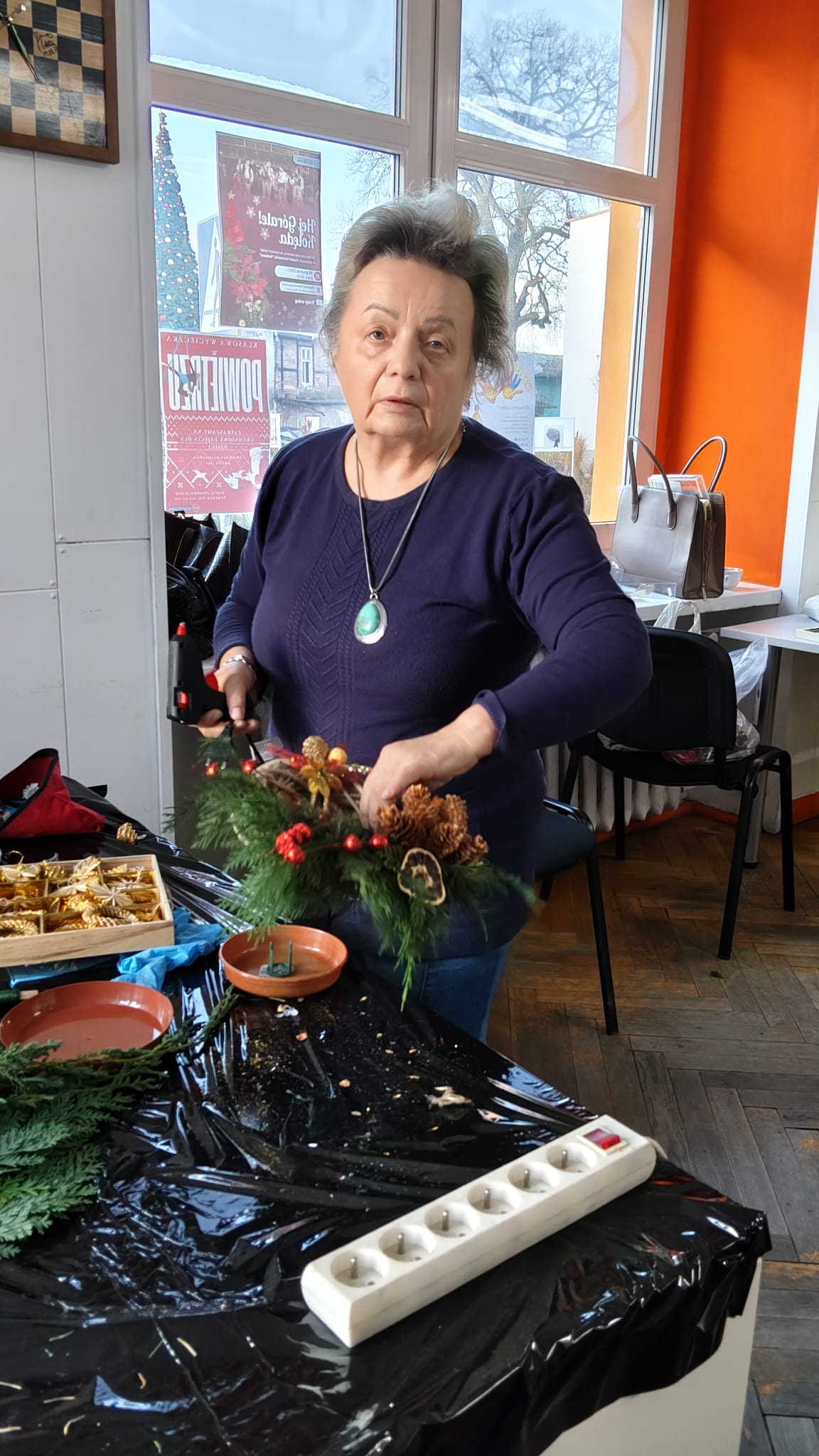 Uczestniczka warsztatów trzyma w dłoni wykonywany stroik.