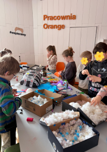 Na zdjęciu widać dzieci wykonujące prace plastyczne w pracowni.