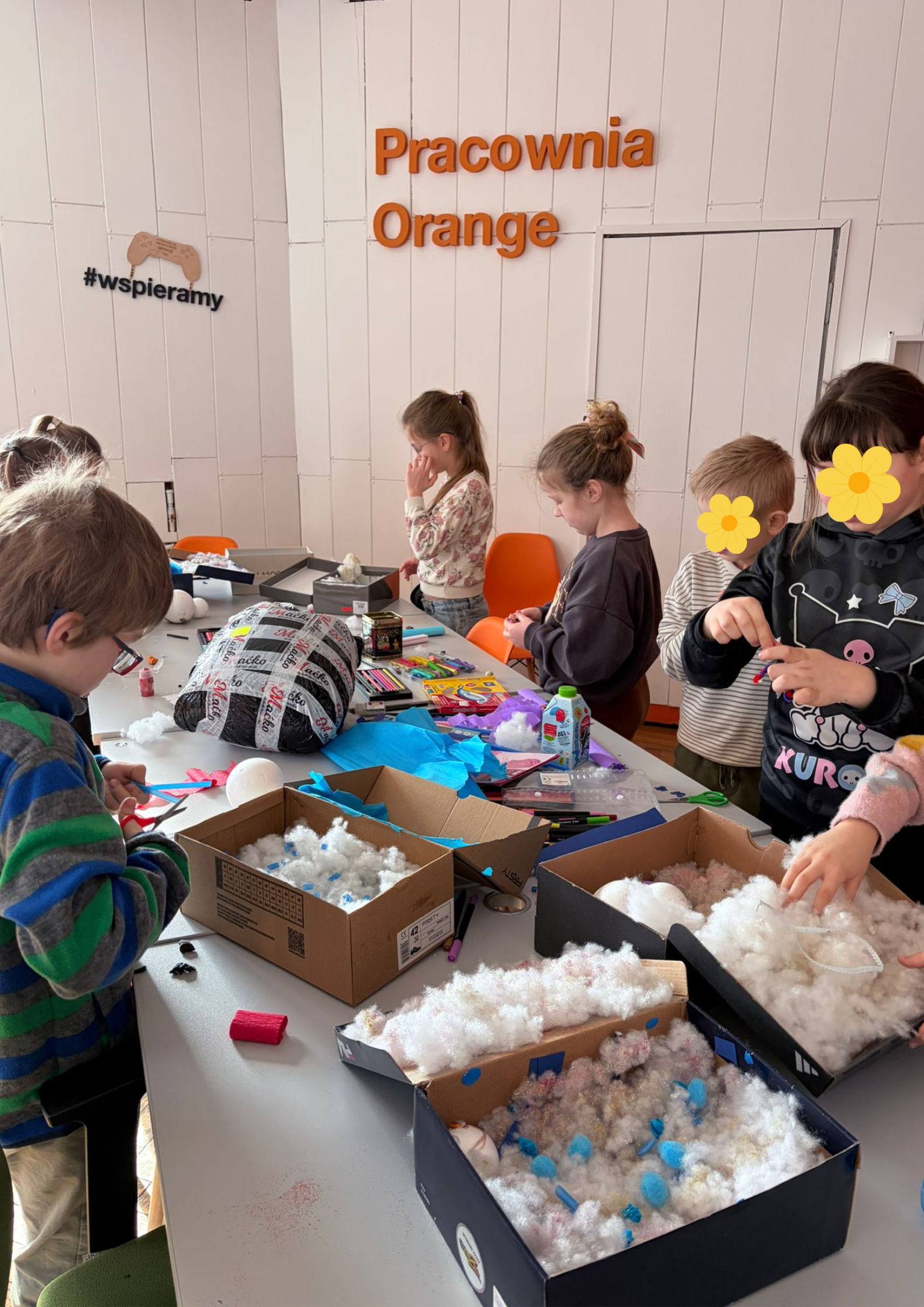 Na zdjęciu widać dzieci wykonujące prace plastyczne w pracowni.