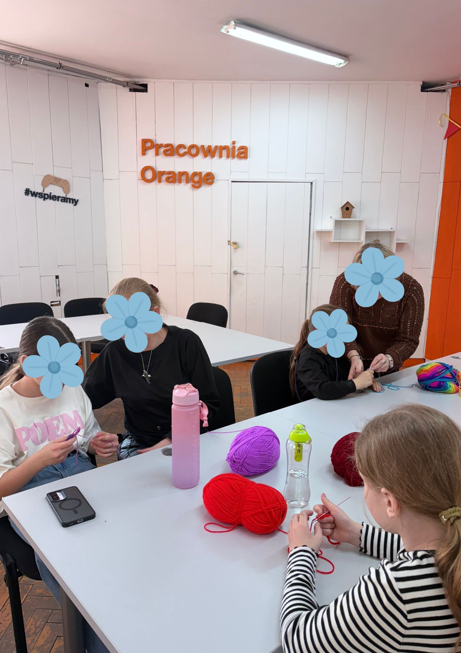 Na zdjęciu osoby tworzą prace z włóczki