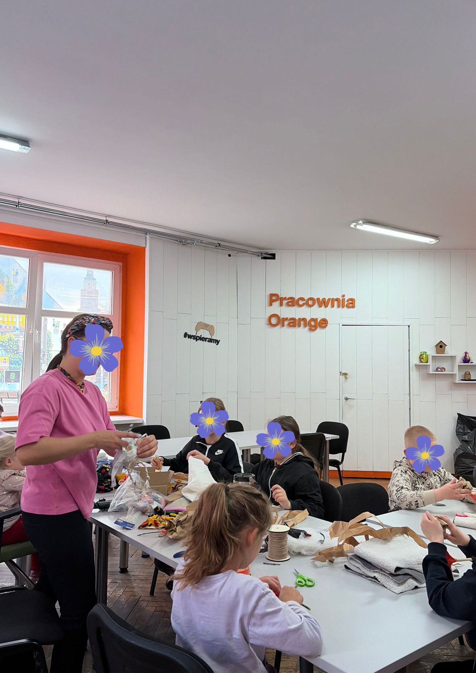 Na zdjęciu widać dzieci tworzące Marzanny.