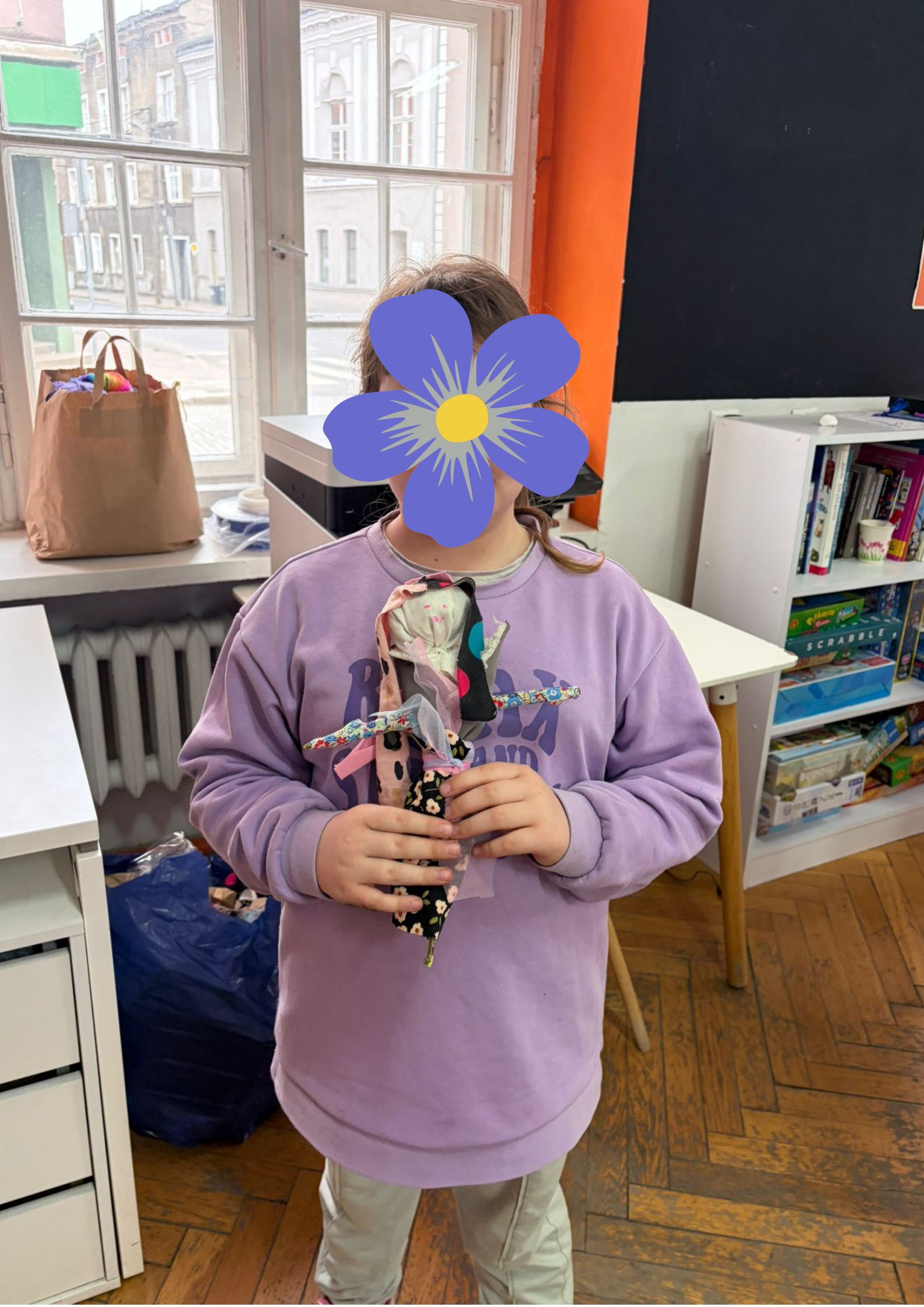 Dziewczynka pozująca ze stworzoną Marzanną.