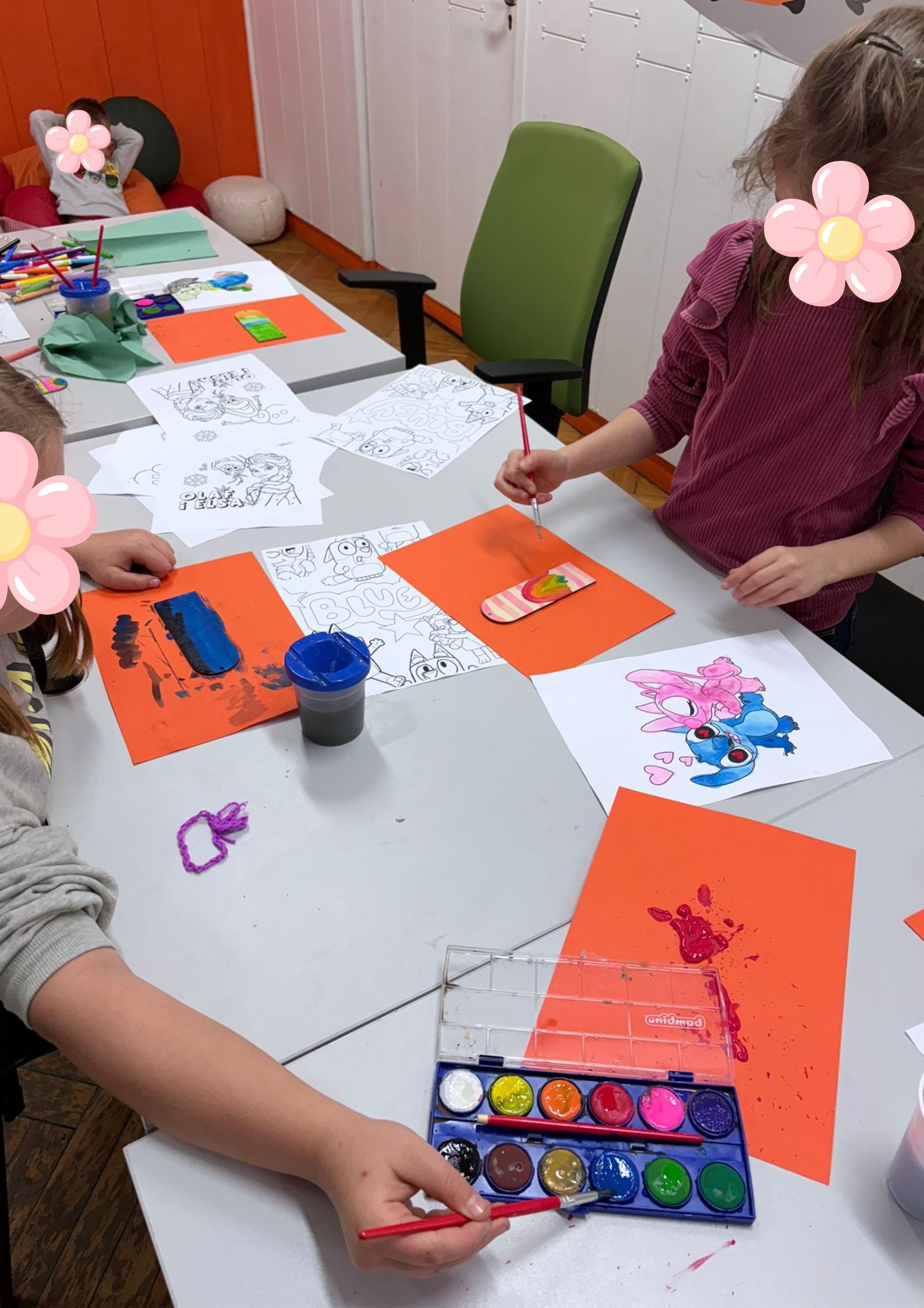 Na zdjęciu widać dzieci siedzące przy stole i wykonujące prace plastyczne.