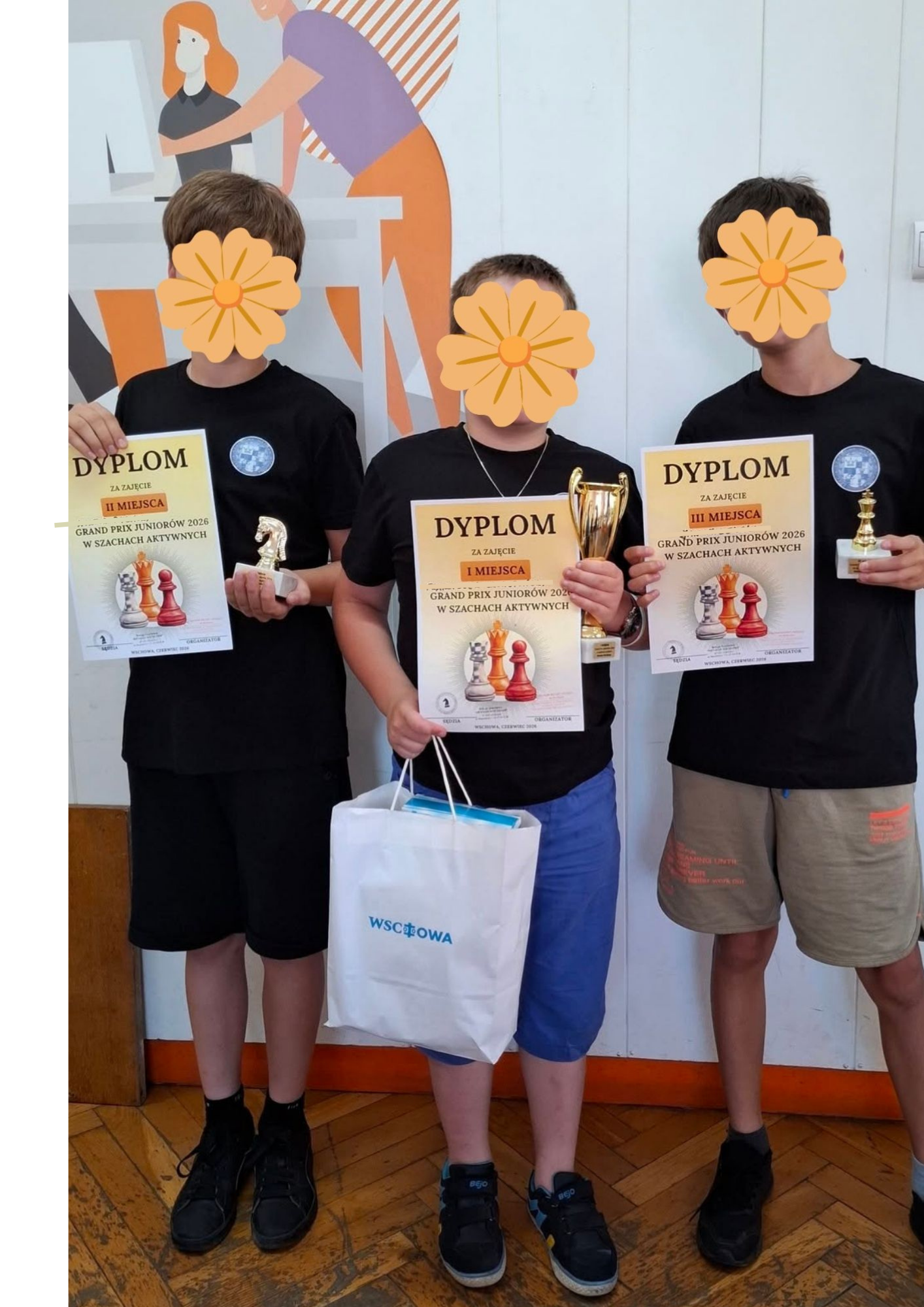 Uczestnicy rozgrywek pozują z dyplomami