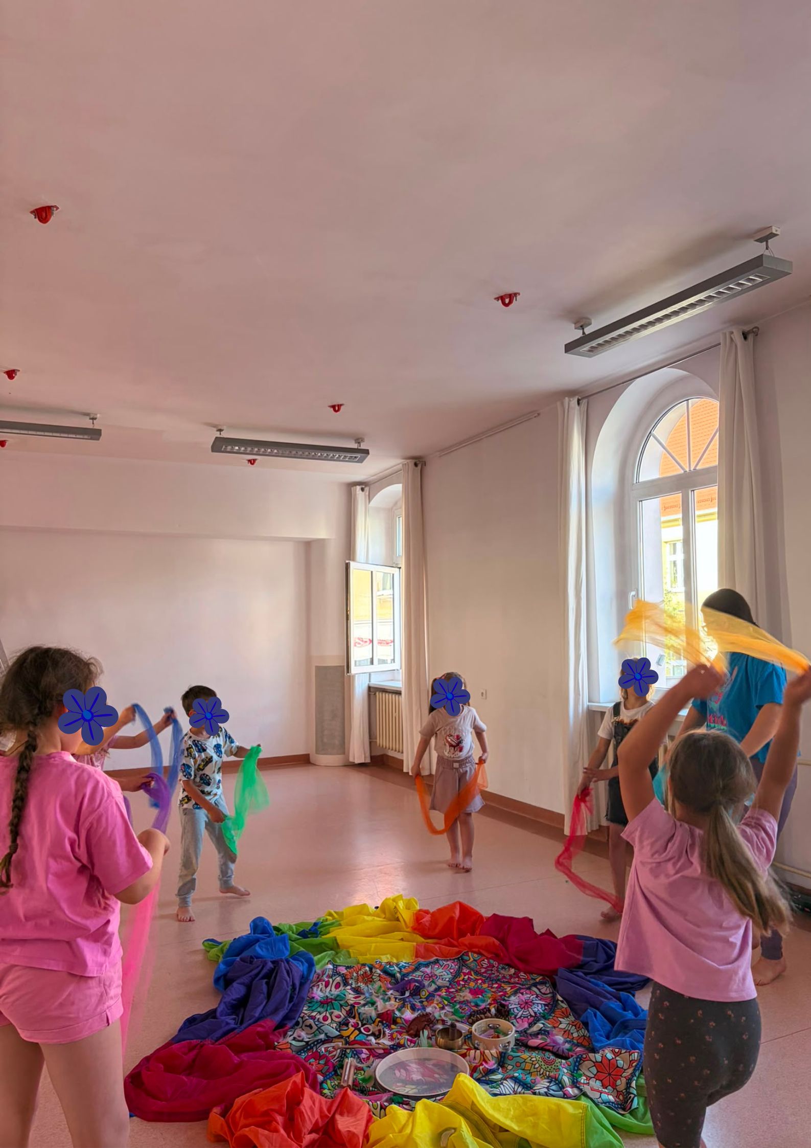 Grupa dzieci w sali