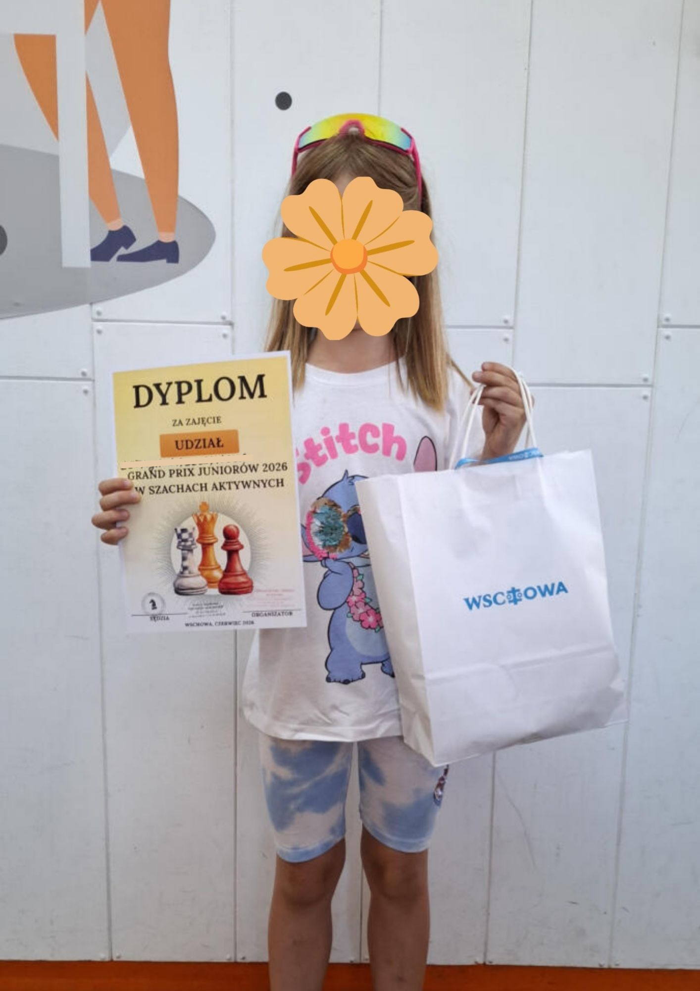 Uczestnik rozgrywek pozuje z dyplomem