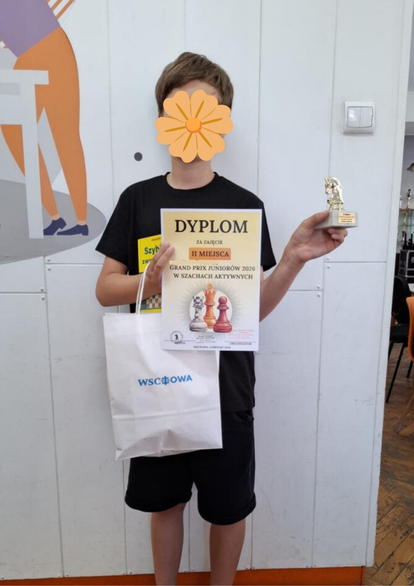 Uczestnik rozgrywek pozuje z dyplomem