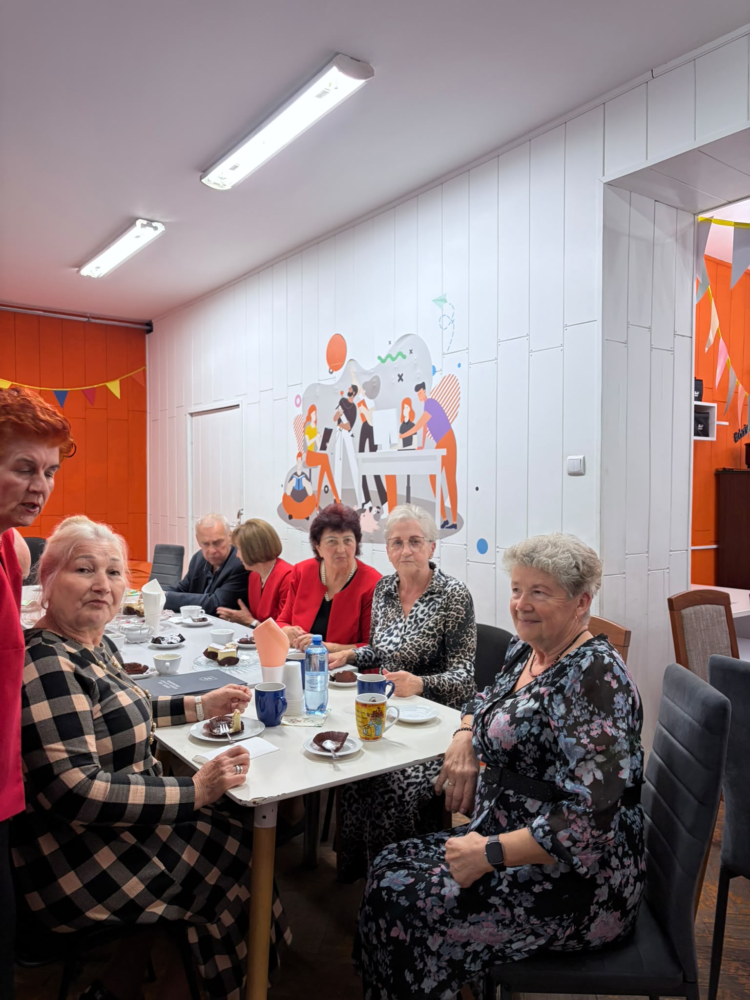 Grupa kobiet siedzących przy stole w Pracowni Orange.