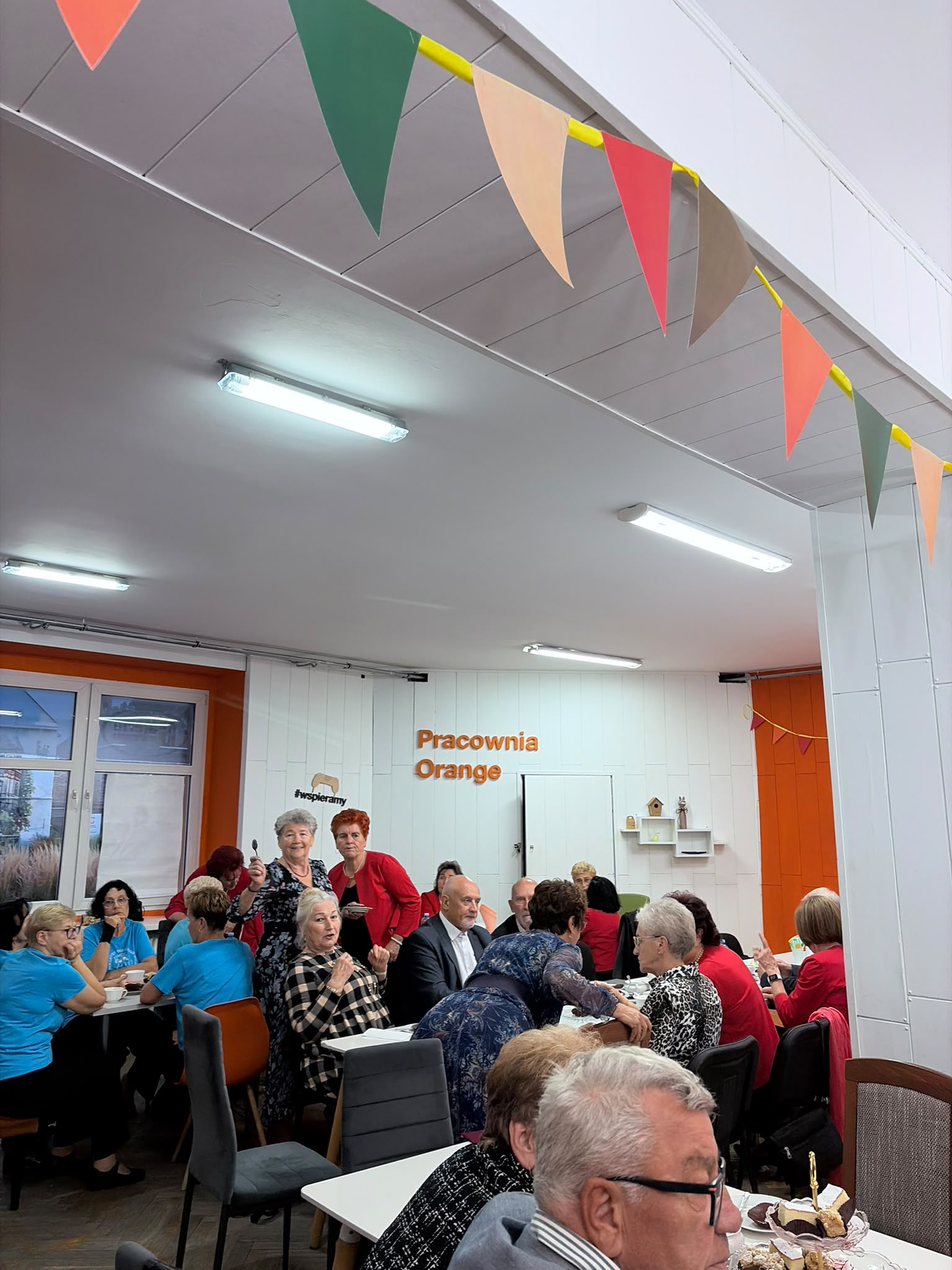 Grupa seniorów w Pracowni Orange.