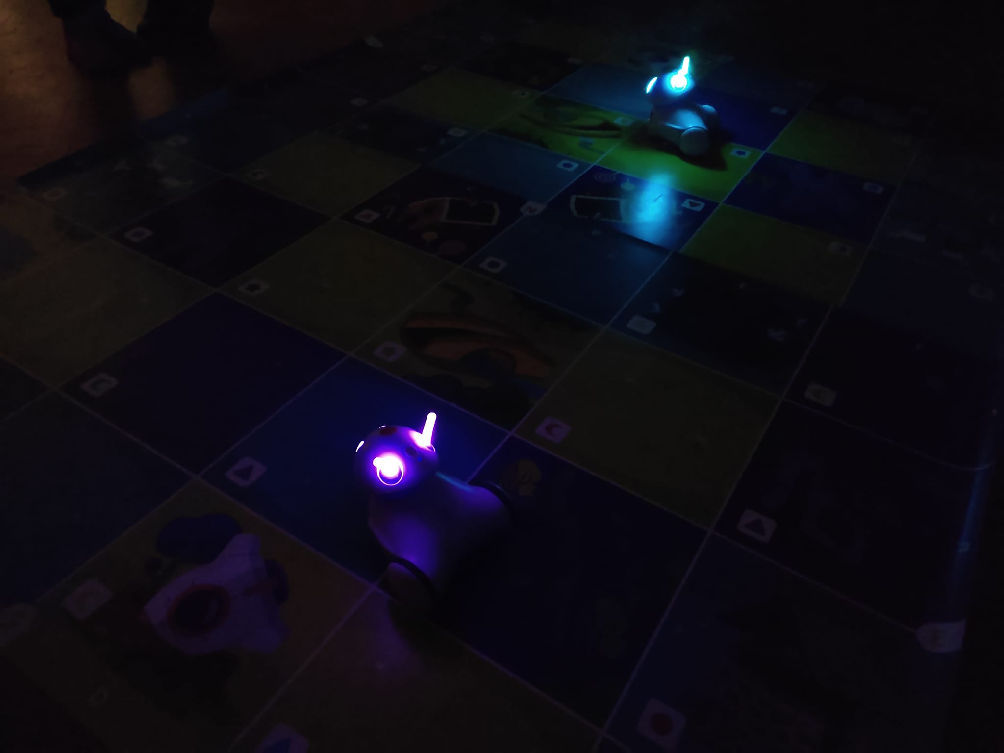 Dwa świecące roboty.