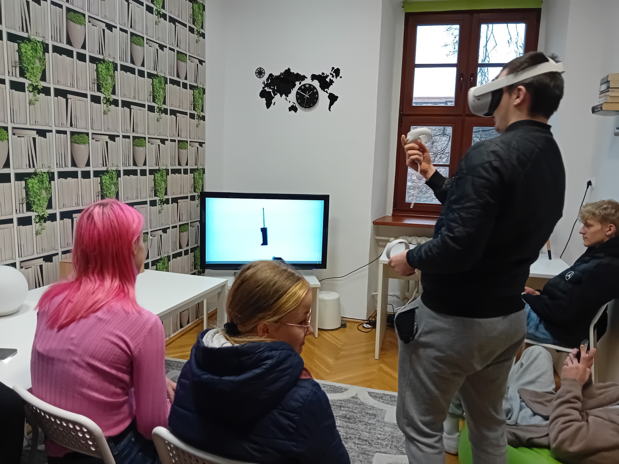 Osoba korzystająca z gogli VR.