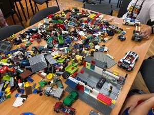 klocki lego leżą na stole