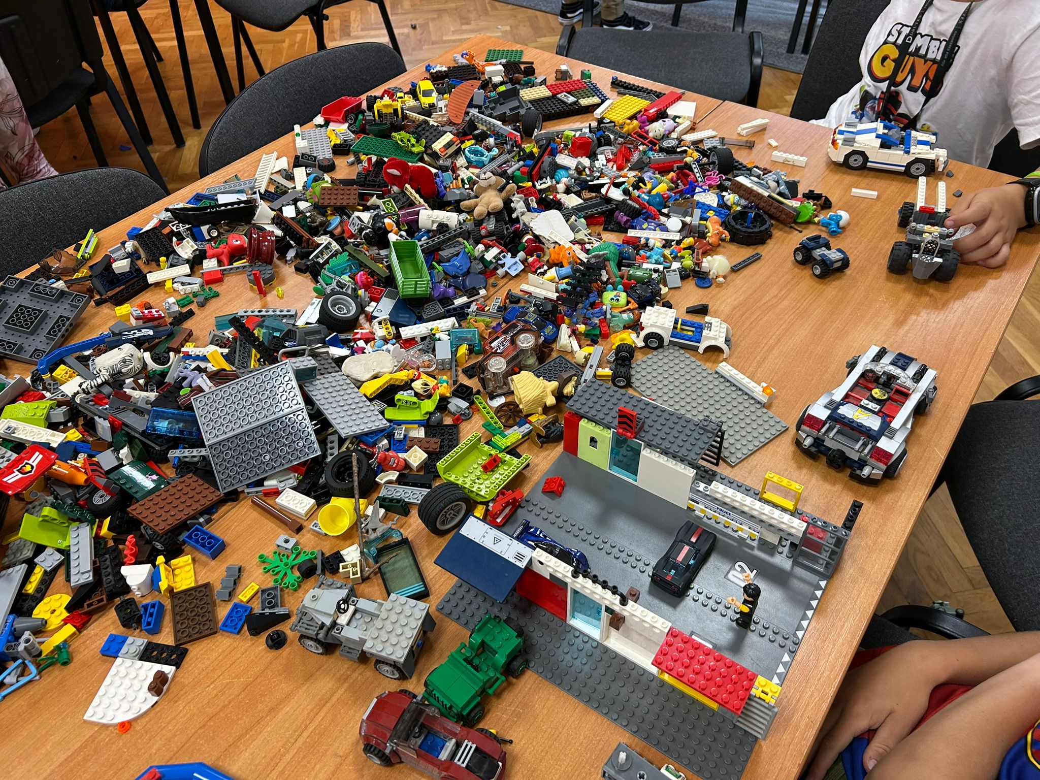 klocki lego leżą na stole