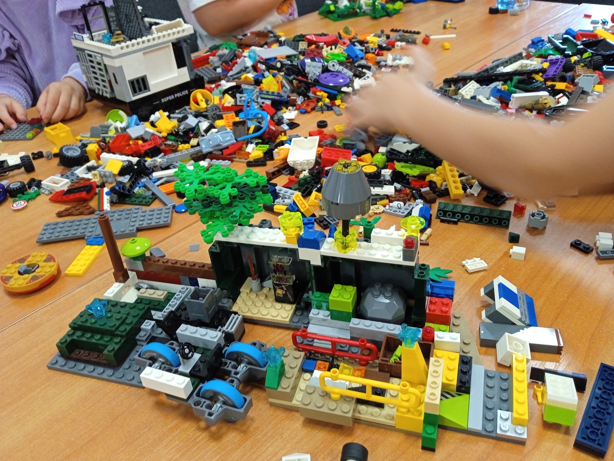 Klocki LEGO leżą na stole.