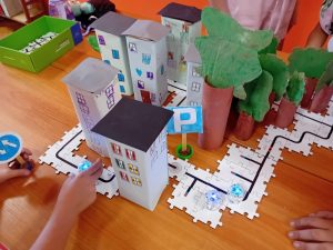 Projekt miasta wykonany z tektury, pudełek itp.