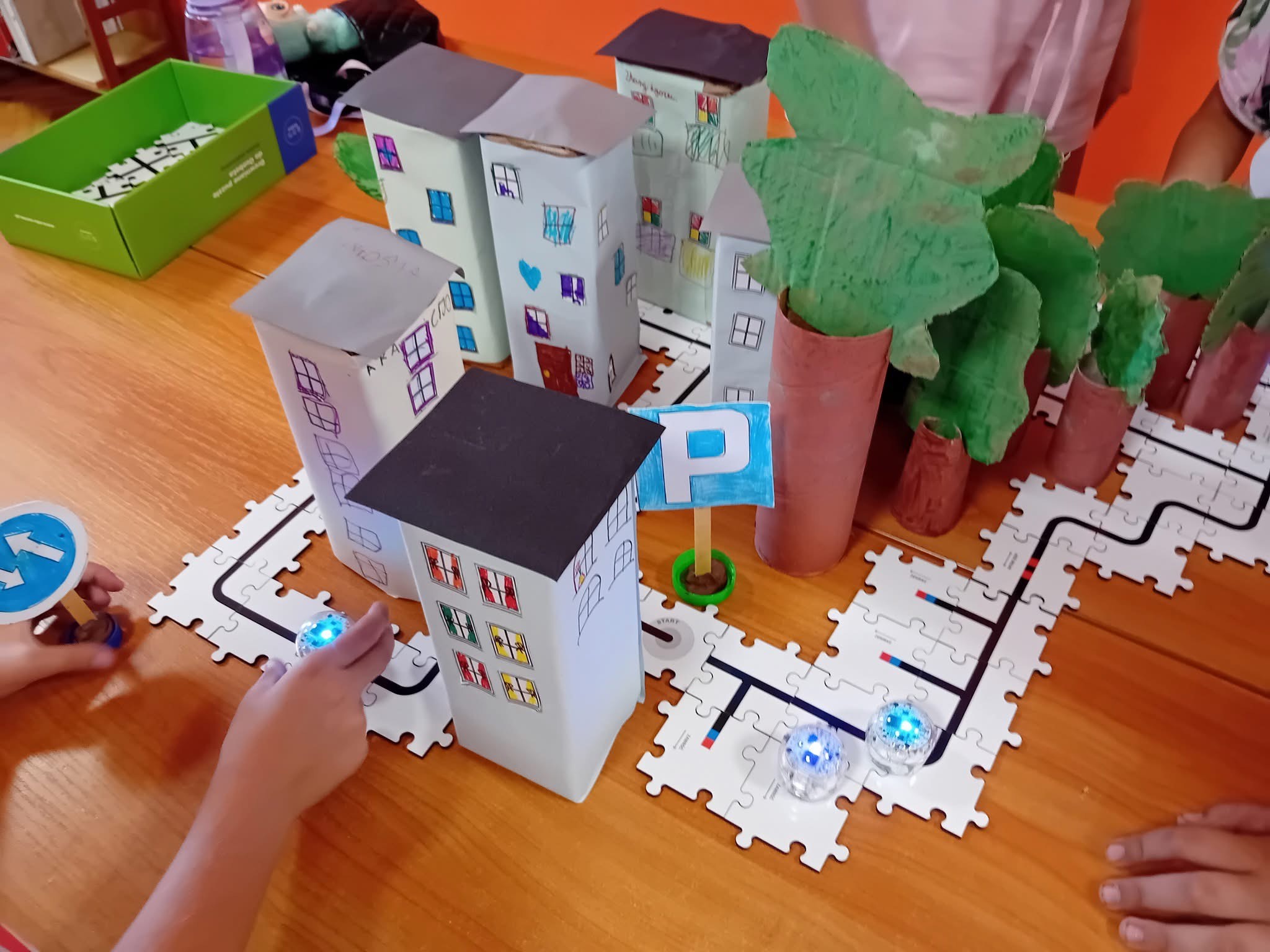 Projekt miasta wykonany z tektury, pudełek itp.
