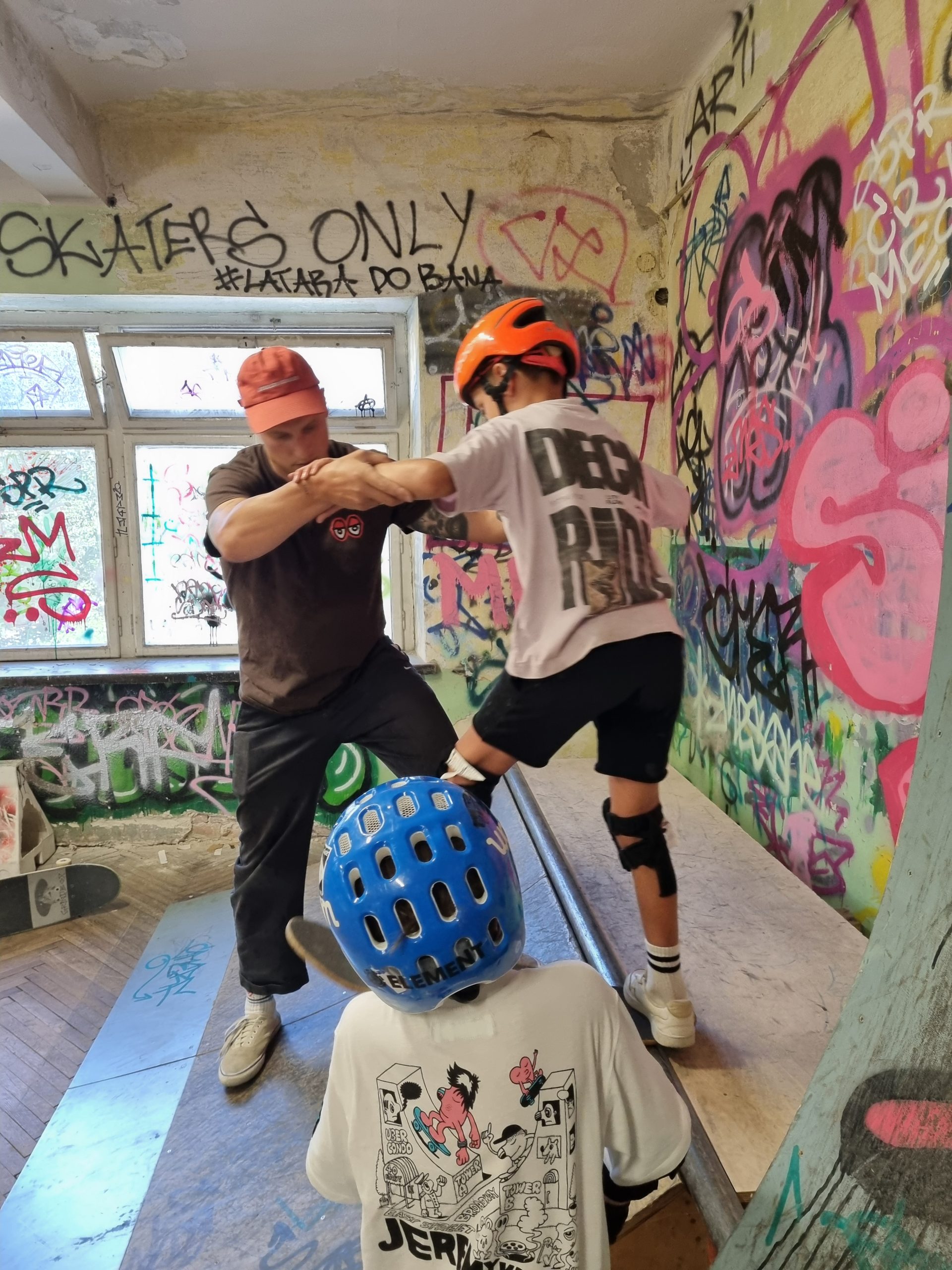 Rozgrzewka na krytym skateparku z instruktorem