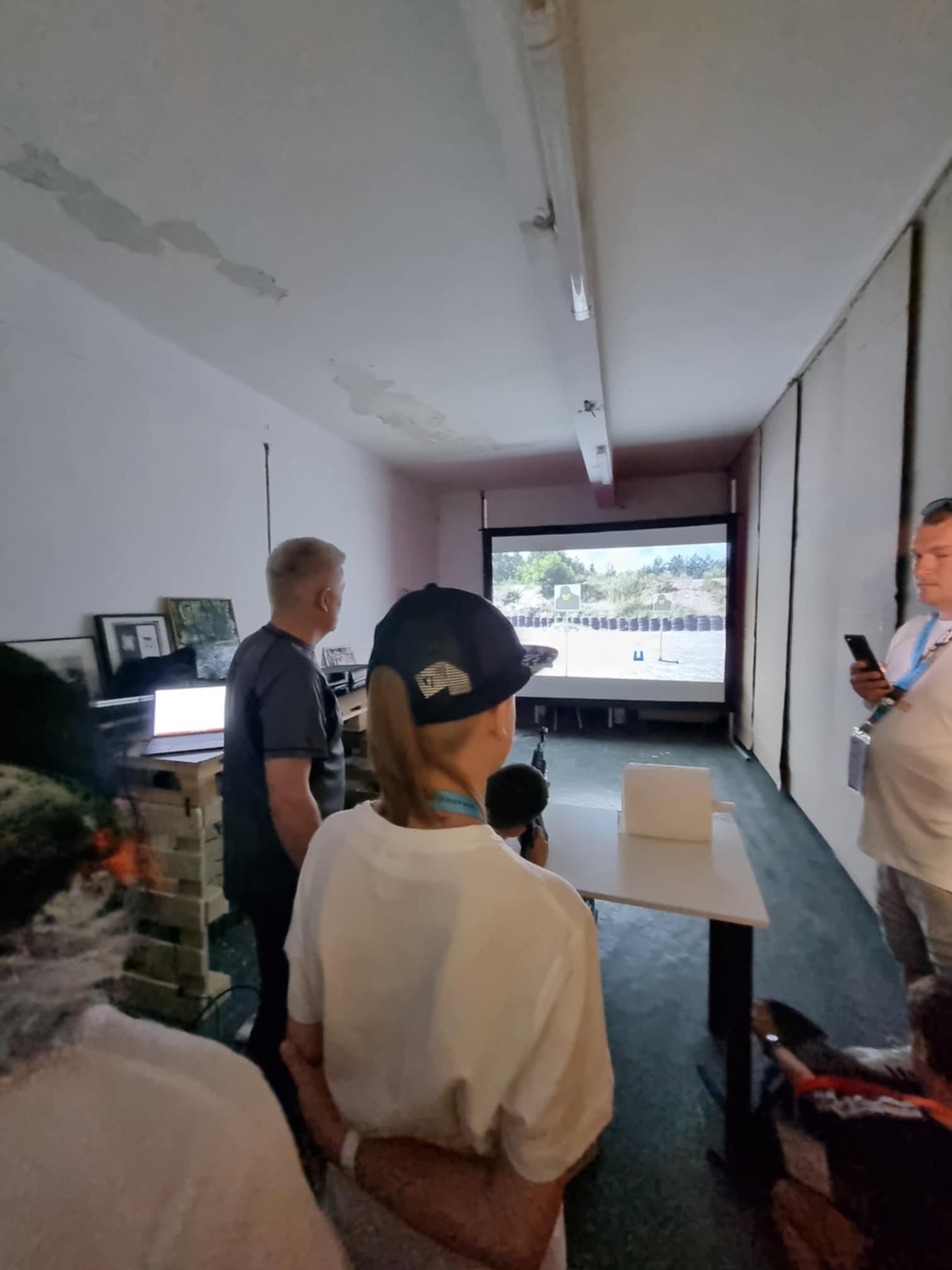 Dzieci strzelają na wirtualnej strzelnicy.