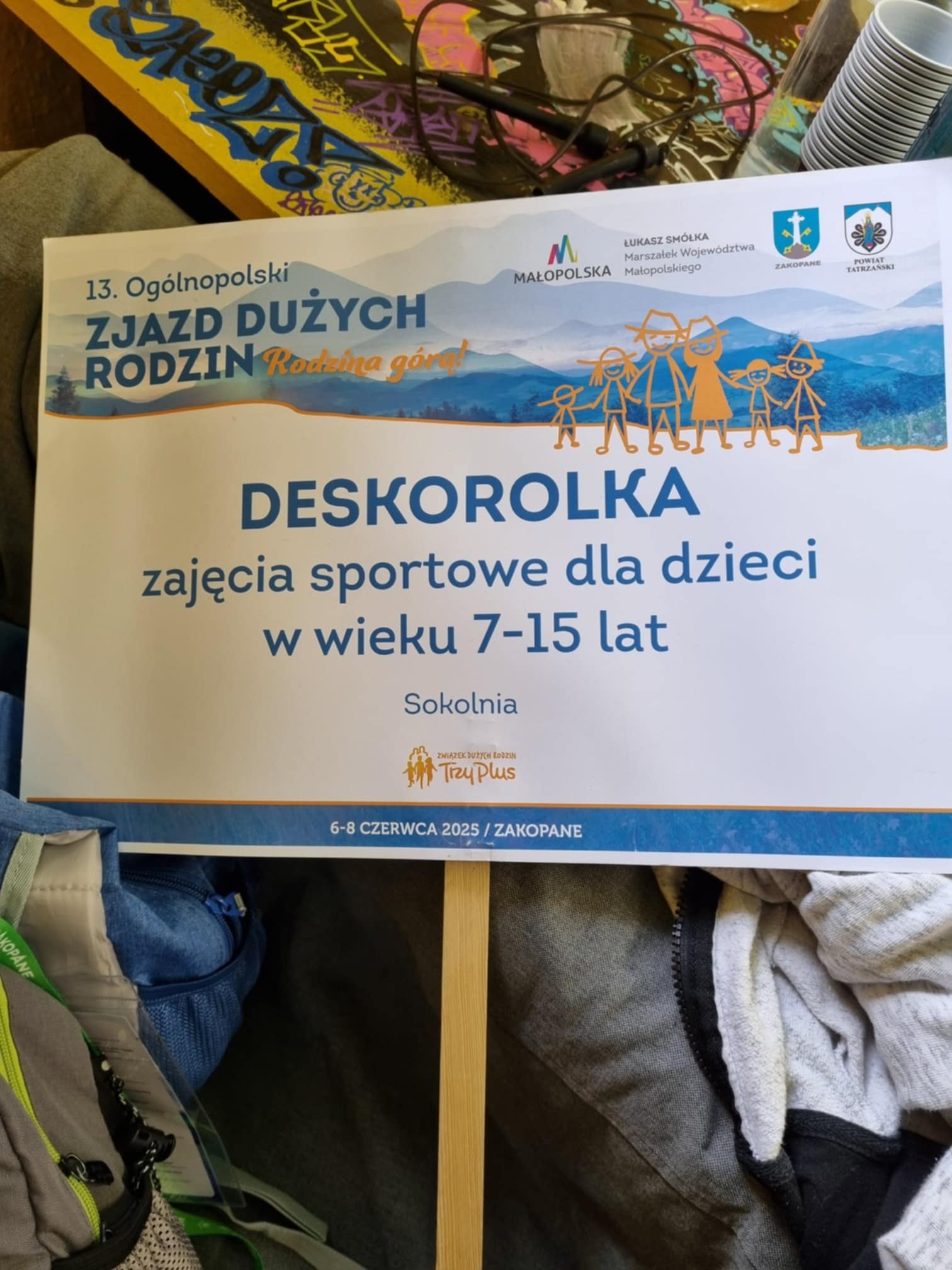 Tabliczka z napisem Deskorolka - zajęcia dla dzieci, Zjazd Dużych Rodzin.