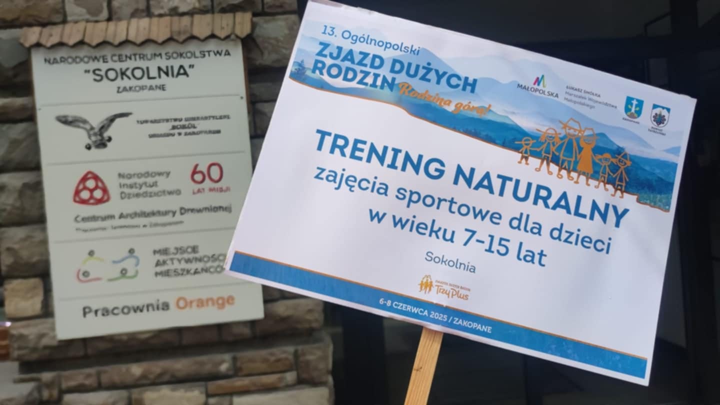 Tabliczka z napisem Trening Naturalny.