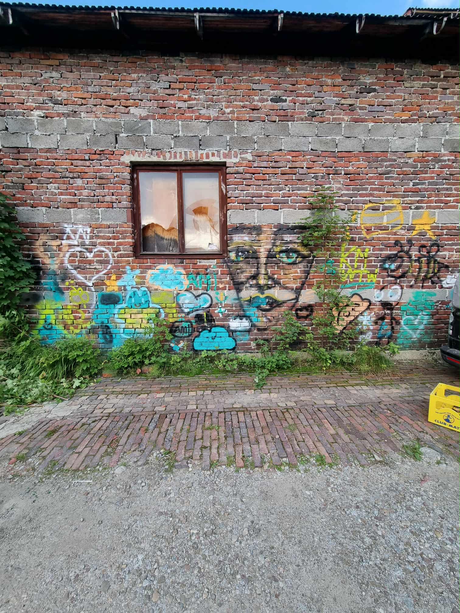 Kolorowe graffiti na ścianie.