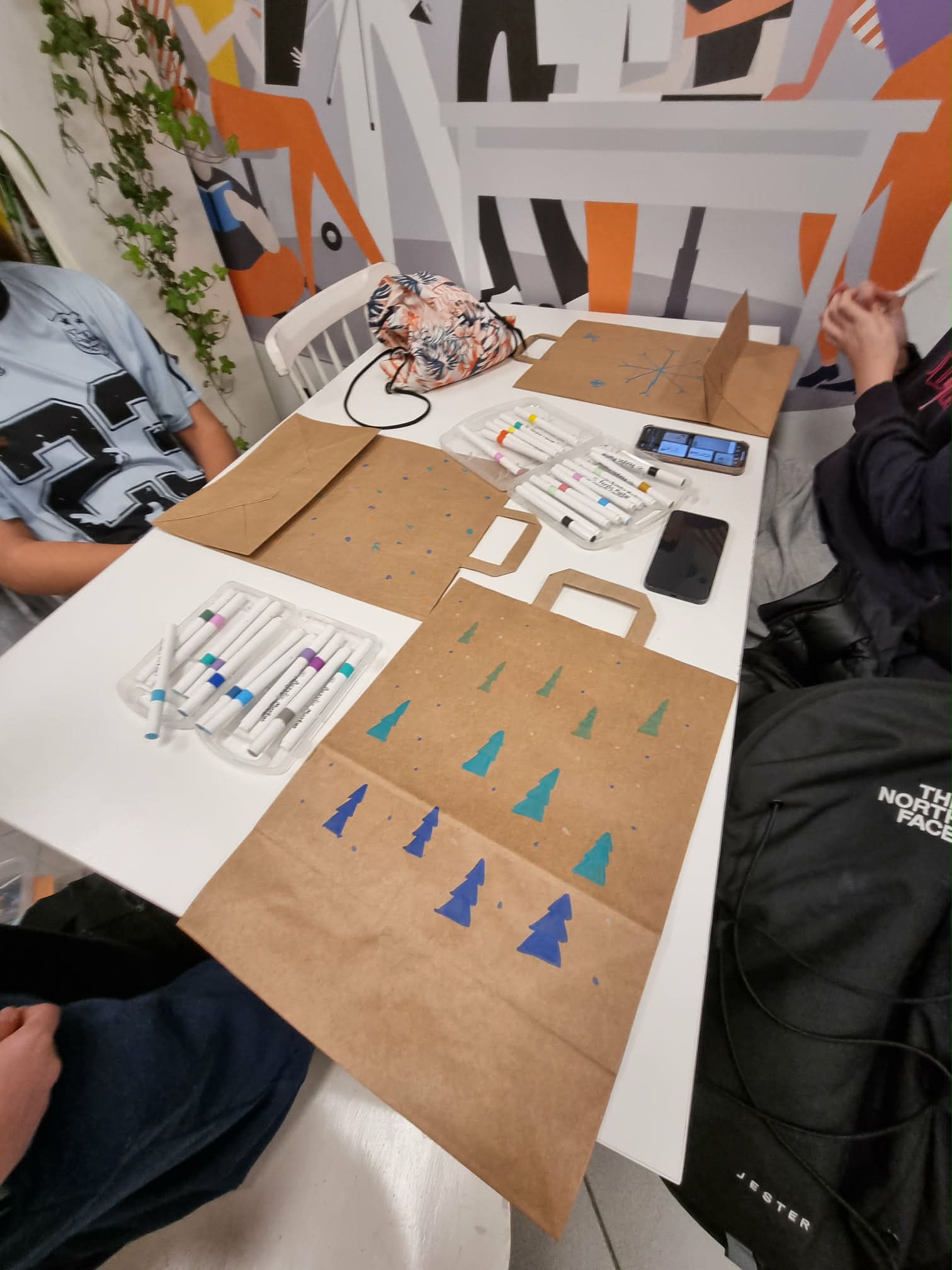 Ozdabianie szarych toreb na prezenty.