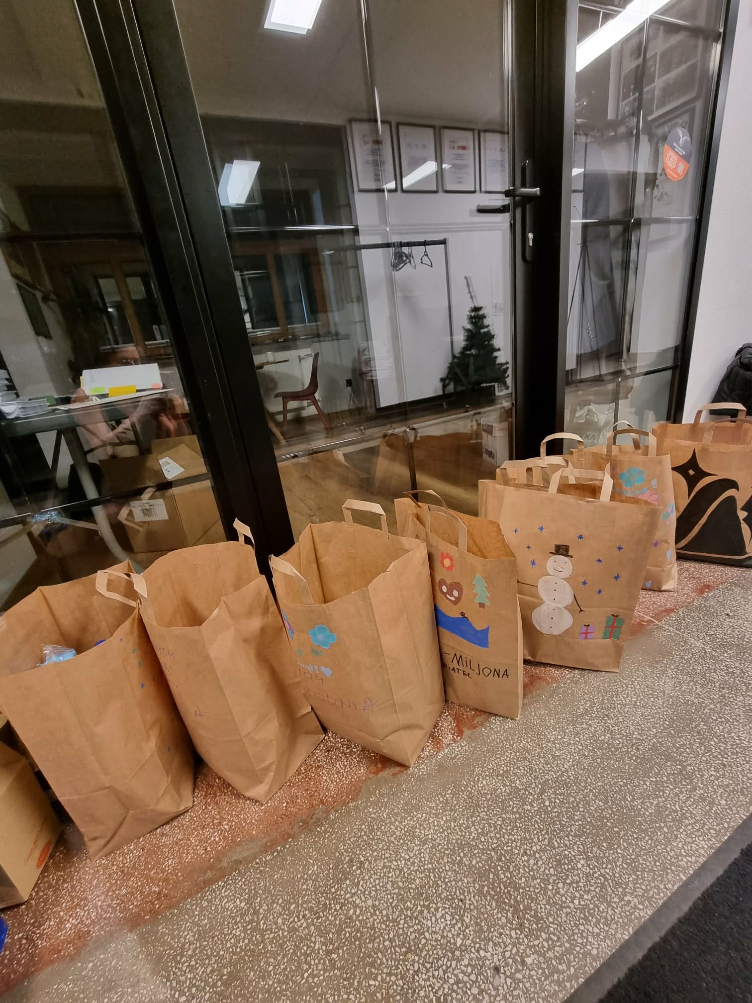 Torby ręcznie ozdobione z prezentami.