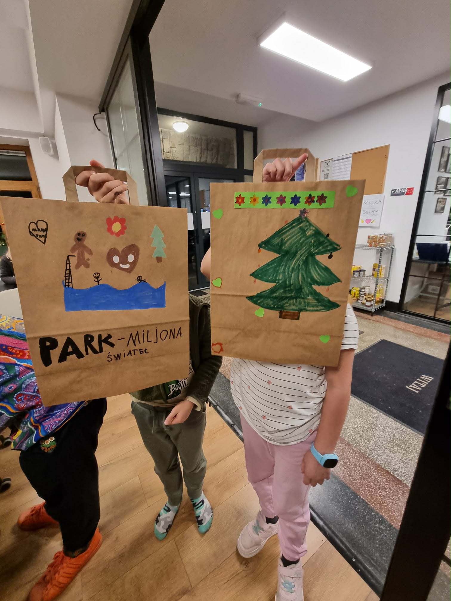 Ręcznie ozdobione przez dzieci, torby na prezenty.