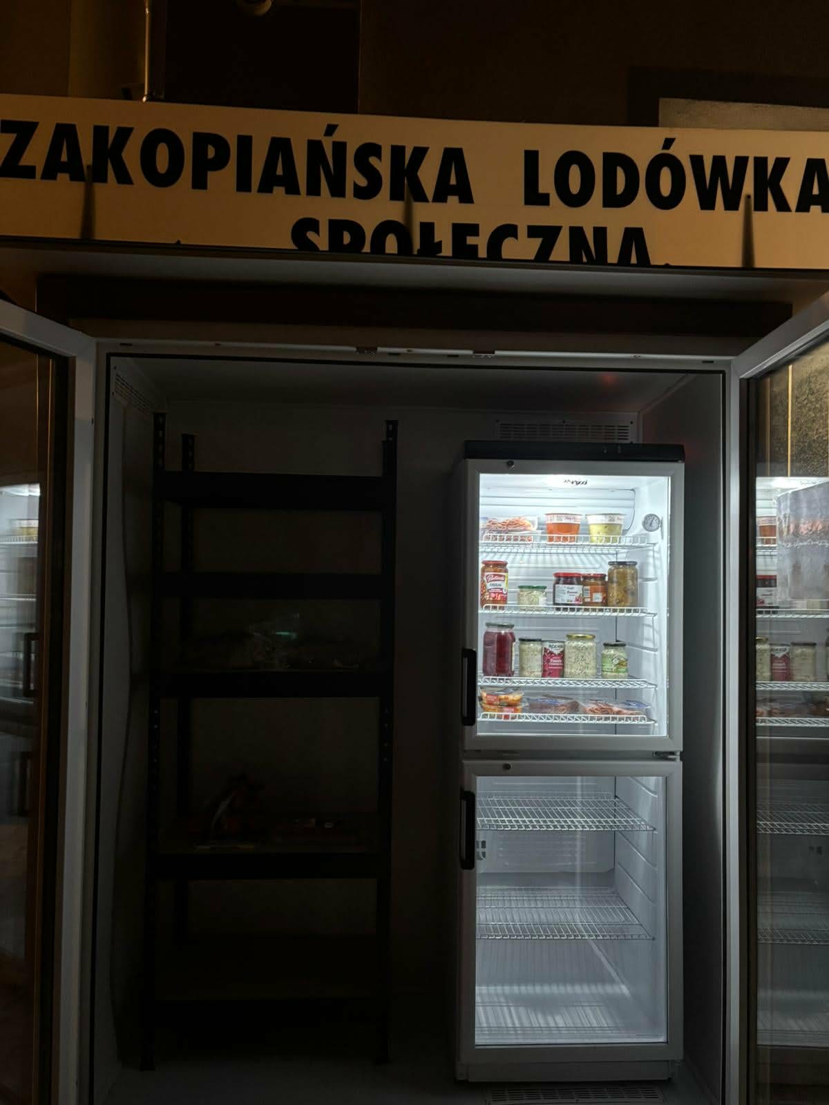 Lodówka społeczna z jedzeniem.