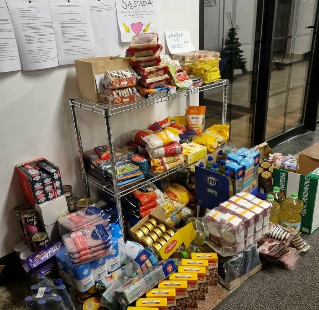 Produkty żywnościowe do paczek świątecznych.