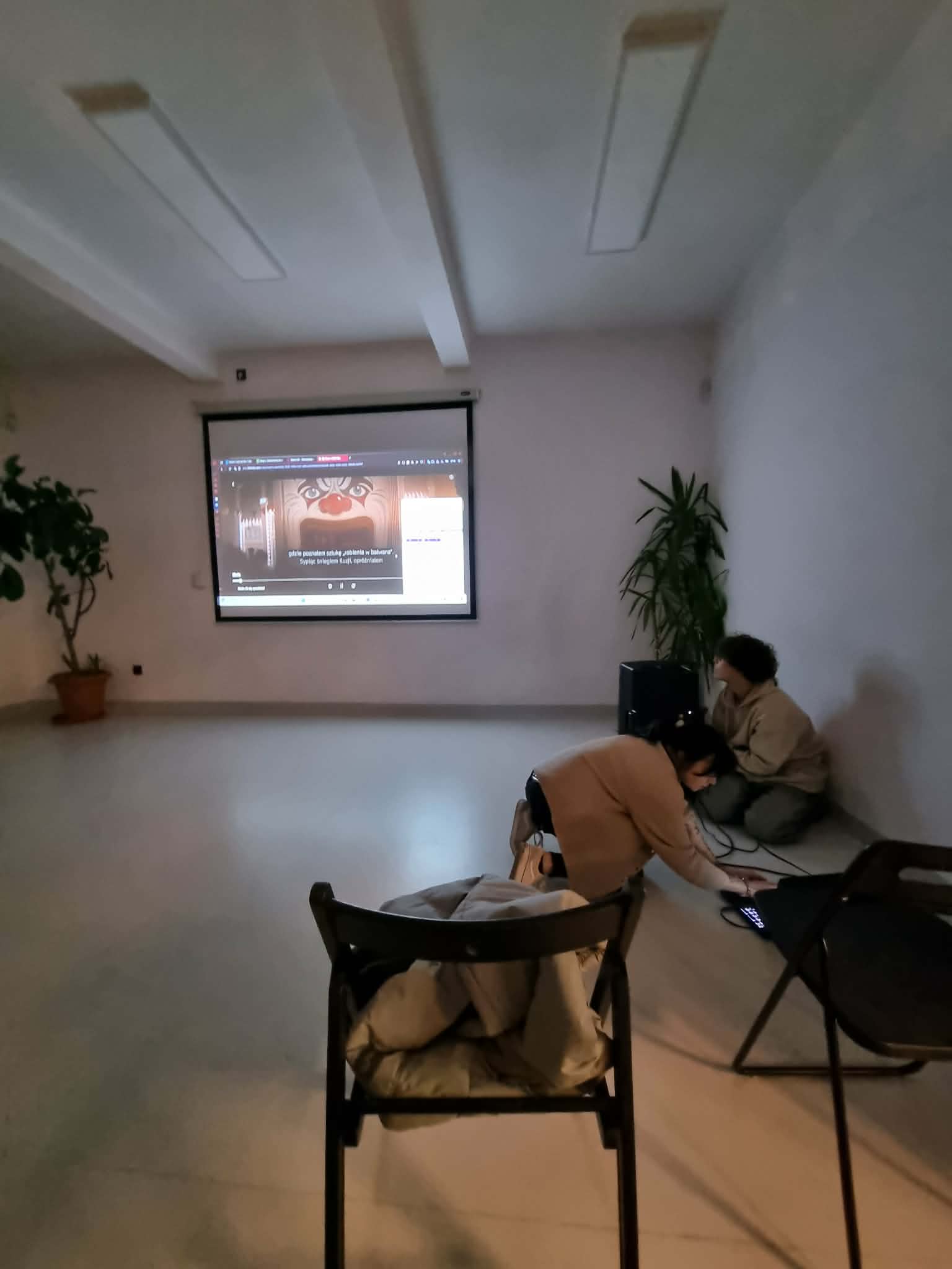 Dwie osoby oglądają film.