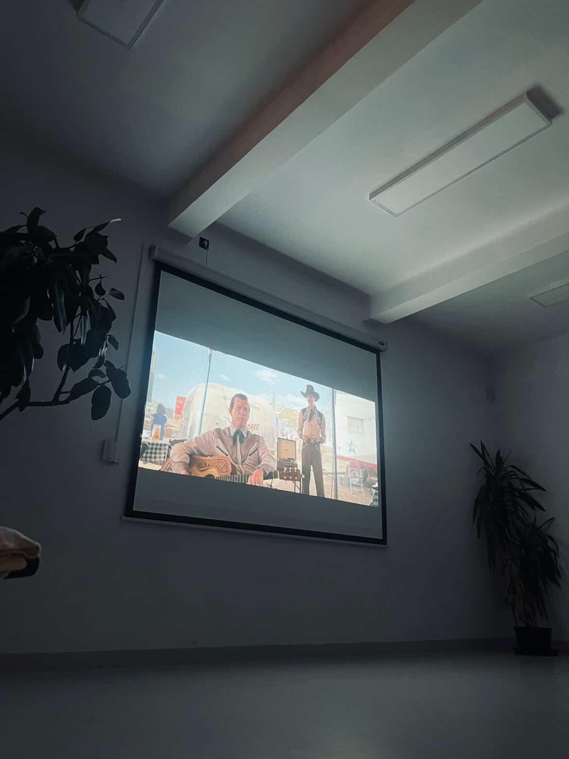 Kadr z filmu na dużym ekranie.