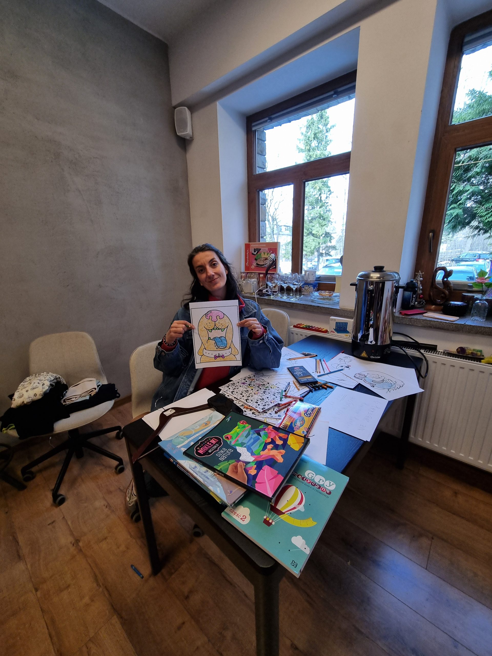 dziewczyna pokazuje swój rysunek