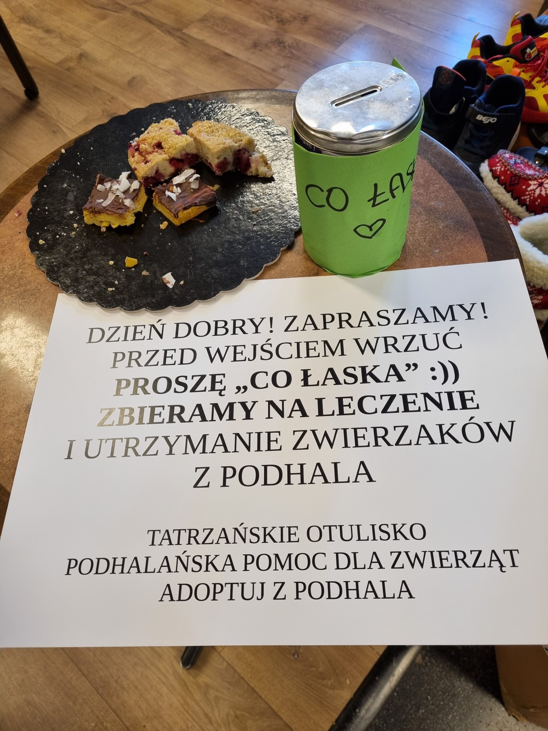 tależyk z ciastem i informacja o zbiórce dla zwierząt