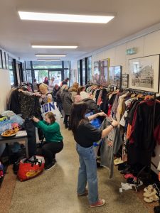 kilkanaście osób ogląda ubrania